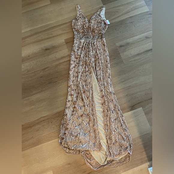 NWT MAC DUGGAL Size 4 Sequined Halter Dress - Picture 4 of 6